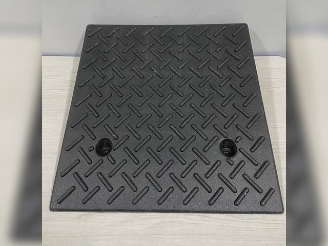 Lot 96-172900 - Lucosobie Driveway Curb Ramp- Heavy Duty Rubber 19.75x19.75 x 6" New