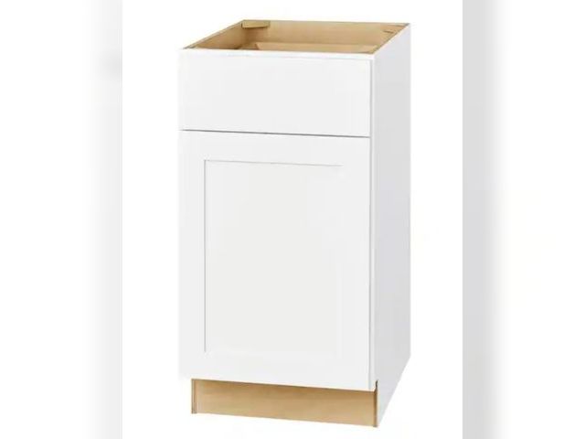 Lot 96-162657 - Hampton Bay
Avondale 18 in. W x 24 in. D x 34.5 in. H Ready to Assemble Plywood Shaker Base Kitchen ...