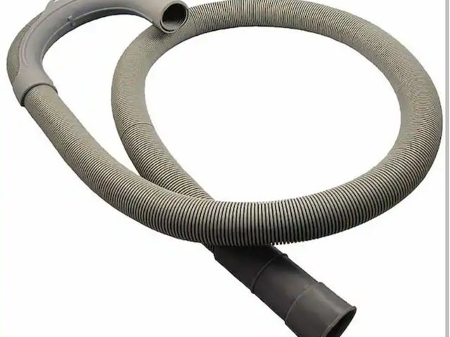 Lot 96-180056 - Everbilt 8 ft. Corrugated Washing Machine Discharge Hose New
