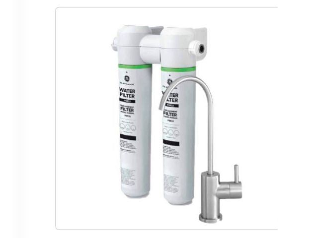 Lot 96-162506 - GE Under Sink Dual Stage Water Filtration System with Faucet MSRP $129 New