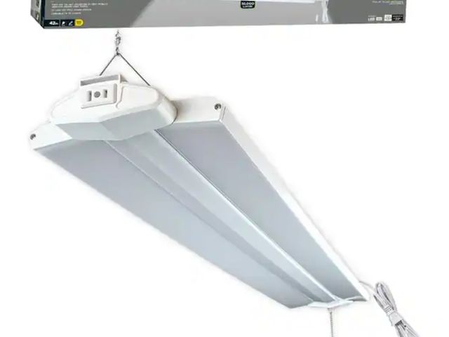 Lot 96-166395 - Commercial Electric
3.3 ft. Adjustable Lens Linkable Integrated LED White Shop Light with Pull Chain...