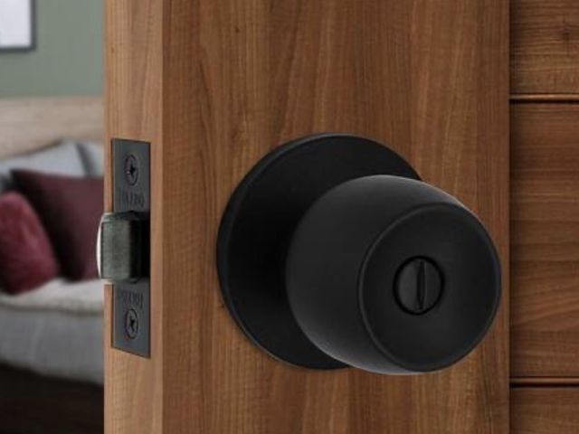 Lot 96-222332 - Malaga Zinc Alloy Iron-Black Privacy Hall and Closet Interior Door Knob Door Handle Unkeyed

New