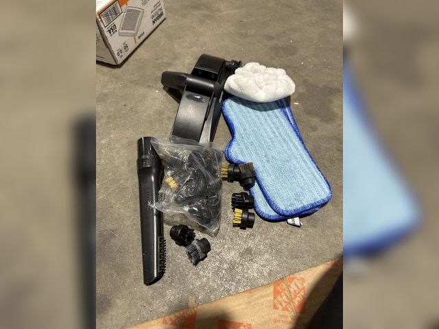 Lot 96-180231 - Lot of miscellaneous cleaning accessories