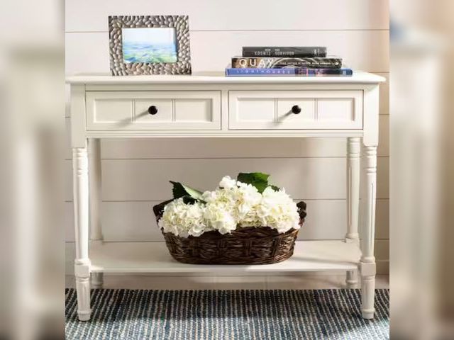 Lot 96-165737 - SAFAVIEH
Samantha 36 in. 2-Drawer White/Cream Wood Console Table

New 
MSRP $126