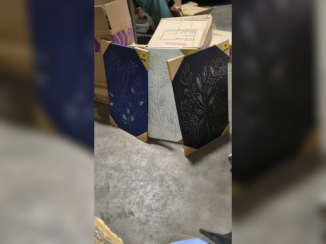 Lot 96-201602 - Box of 4 Metal Wall Decor 
New 
2 white, 1 blue, 1 black