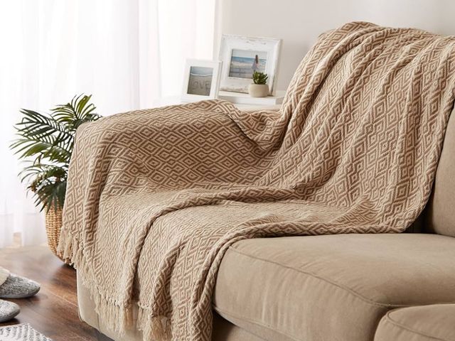 Lot 96-212202 - DII Rustic Farmhouse Double Diamond Woven Throw,  Stone
used