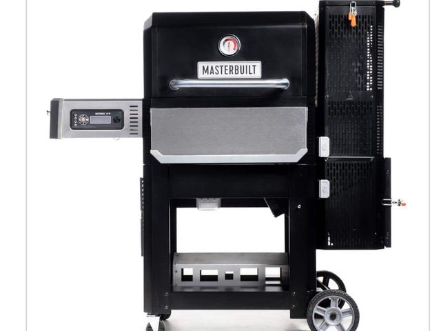 Lot 96-166135 - Masterbuilt Gravity Series 800 Digital WiFi Charcoal Grill, Griddle and Smoker in Black MSRP $899, U...