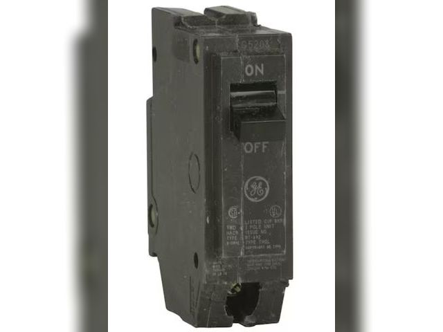 Lot 96-163539 - GE Q-Line 15 Amp 1 Single-Pole Circuit Breaker
Appears unused
