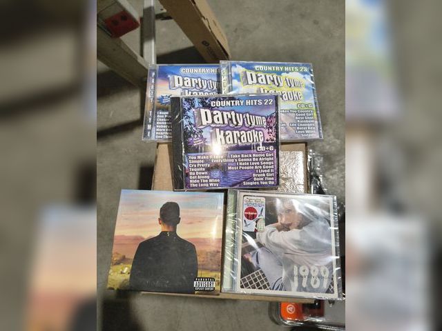 Lot 96-192137 - Lot of 5 CDs.
Taylor Swift, 3 Party Tyme Karaoke Country series 22,23, &amp; 25, &amp; Justin Timber...