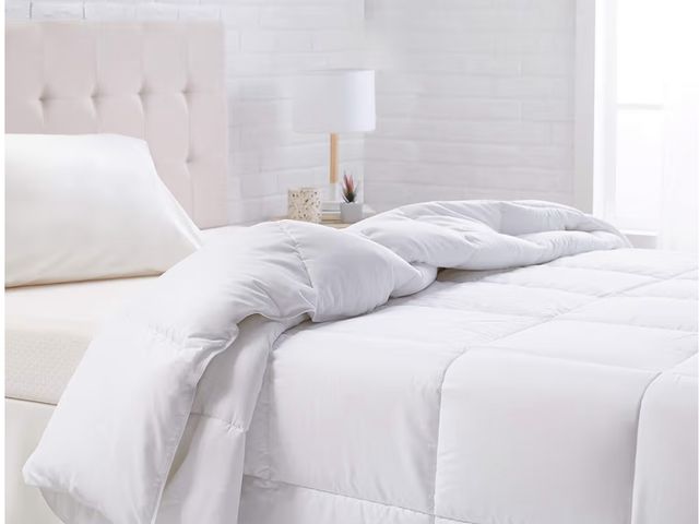 Lot 96-186625 - White Amazon Basics Comforter Set. Comes with comforter, sheets &amp; Pillow cases.
Believed to be q...