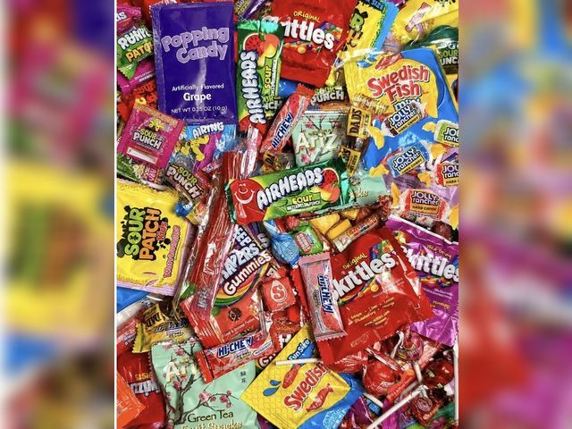 Lot 96-230383 - Assorted Candy Party Mix 

New.