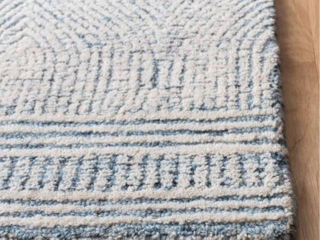 Lot 96-162339 - SAFAVIEH 
Abstract Ivory/Blue Doormat 2 ft. x 3 ft. Geometric Area Rug new