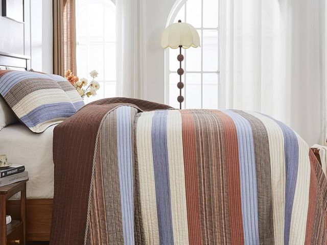 Lot 96-169605 - Oversized King Quilt Bedspread Coverlet 120x120, 100% Cotton California King Quilt with Pillow Shams...