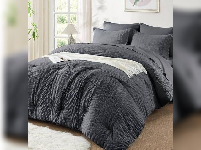 Lot 96-149190 - Grey Comforter

Appears unused. Size unknown. Actual item may vary slightly from stock photo. Appear...