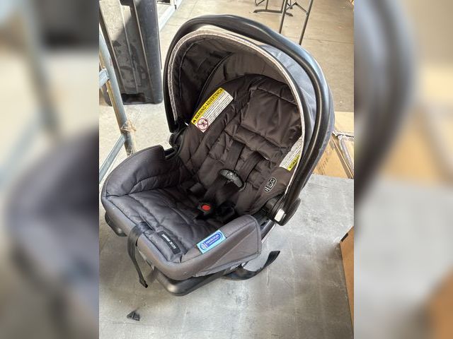 Lot 96-171739 - Graco Snug Ride Lite Infant Carseat with Base
Lightly used