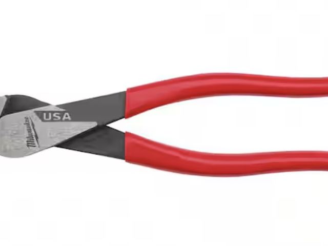 Lot 96-212182 - Milwaukee 8 in. Angled Head Diagonal Cutting Pliers with Dipped Grip
Appears lightly used