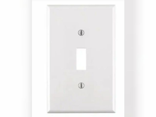 Lot 96-162971 - Leviton
1-Gang White Toggle Nylon Midway/Midsize Wall Plate (10-Pack) PJ1-WM
New / 8pk ONLY missing ...