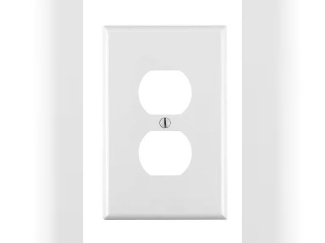 Lot 96-163188 - 9 count . Leviton
1-Gang White Duplex Outlet/Receptacle Nylon Midway/Midsize Wall Plate PJ8-WM

New