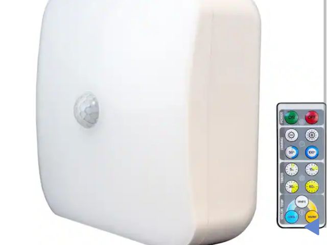 Lot 96-191678 - Westek Battery Operated LED White Ceiling Puck Light with Adjustable White and Dual Activation new