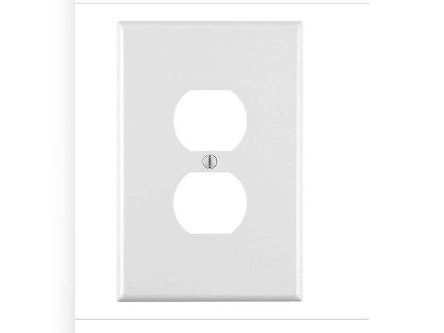 Lot 96-221871 - Leviton 1-Gang White Duplex Outlet/ Receptacle Plastic Jumbo/ Oversized Wall Plate (5-Pack) New