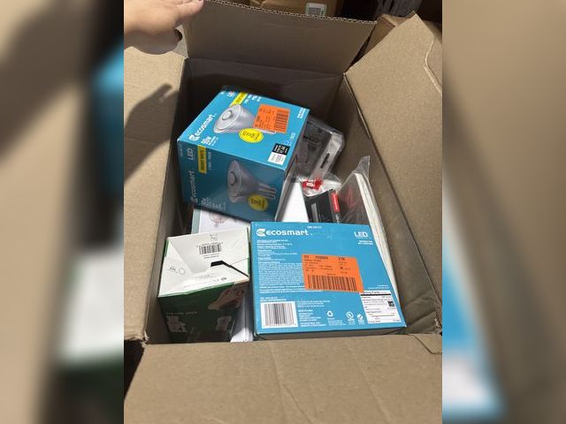 Lot 96-173479 - Mixed box of miscellaneous Home Depot items