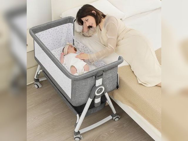 Lot 96-180709 - Baby Bassinet, Bedside Bassinet for Baby, 4 in 1 Bassinet Bedside Sleeper with Locked Wheels, Mosqui...