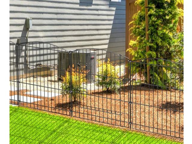 Lot 96-170179 - INJOPEXI Decorative Garden Fence 6 Panels 11.8ft (L)×24in (H) with 5 Panels 1 Gate Rustproof Wire No...