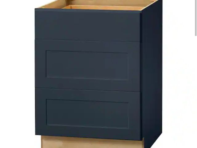 Lot 96-191939 - Hampton Bay
Avondale 24 in. W x 24 in. D x 34.5 in. H Ready to Assemble Plywood Shaker Drawer Base K...