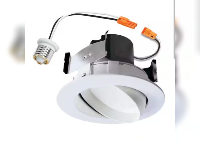 Lot 96-162483 - HALO
RA 4 in. Adjustable CCT Canless IC Rated Dimmable Indoor Integrated LED Recessed Light Trim new