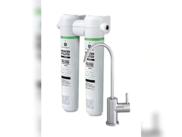 Lot 96-160305 - GE Under Sink Dual Stage Water Filtration System with Faucet MSRP $129 New