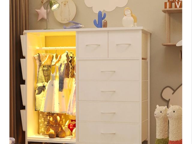 Lot 96-164213 - 6 Drawer Dresser for Bedroom with Clothes Rack, Clothes Dresser with Side Pockets and Hooks, Chargin...