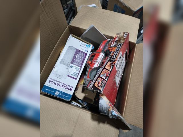 Lot 96-180627 - Mixed box of merchandise 
Mostly Amazon 
Most new