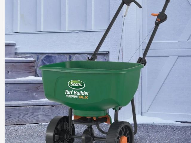 Lot 96-179899 - Scotts® Turf Builder® EdgeGuard® DLX Broadcast Spreader MSRP $114.99 New