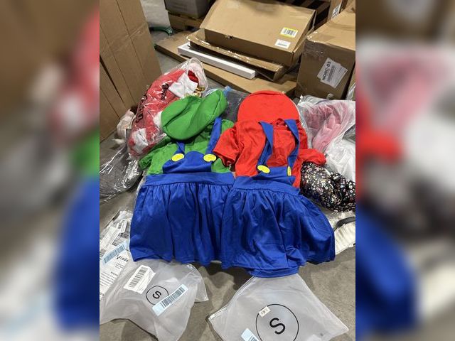 Lot 96-178657 - Mario &amp; Luigi Kids Costumes Size Small

New. Mustaches not included