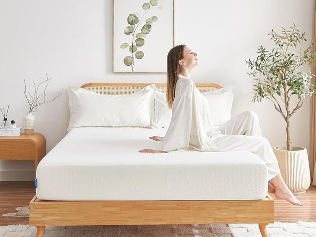 Lot 96-172879 - Full Mattress, 6 Inch Memory Foam Mattress in a Box, Fiberglass Free Full Size Mattresses for Pressu...