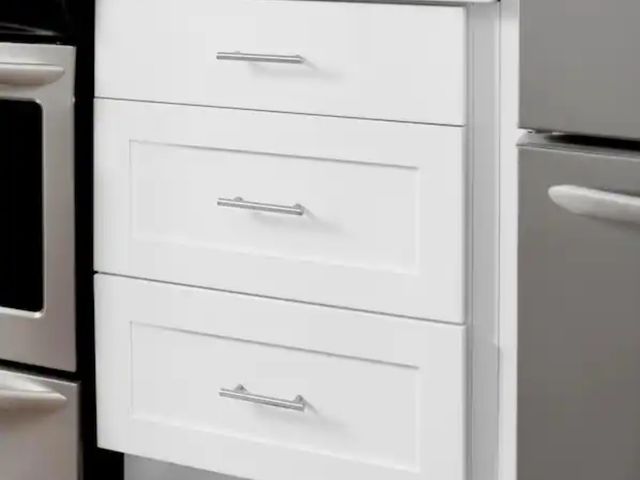 Lot 96-162668 - Hampton Bay
Avondale 24 in. W x 24 in. D x 34.5 in. H Ready to Assemble Plywood Shaker Drawer Base K...
