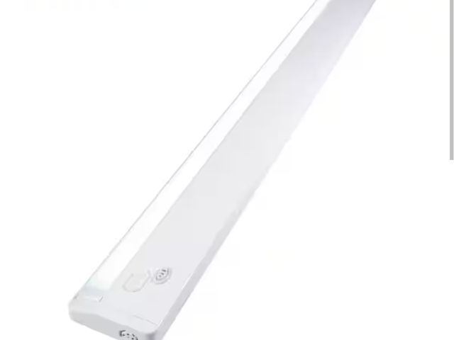 Lot 96-163654 - ULTRA PROGRADE ProLink Plug-in 36 in. LED White Under Cabinet Light New