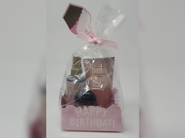 Lot 96-183825 - Bath &amp; Body Works Champagne Toast happy birthday gift set
New