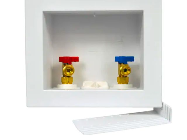 Lot 96-179711 - Oatey
Quadtro 1/2 in. x 1/2 in. PEX Compatible Washing Machine Outlet Box with 1/4 Turn Valves
used