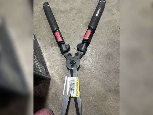 Lot 96-165270 - Husky
26 in Extendable Hedge Shear

New