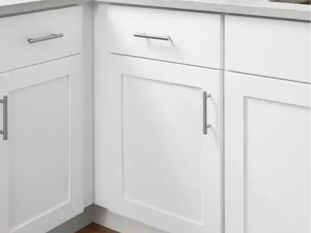 Lot 96-162661 - Hampton Bay
Avondale 24 in. W x 24 in. D x 34.5 in. H Ready to Assemble Plywood Shaker Base Kitchen ...