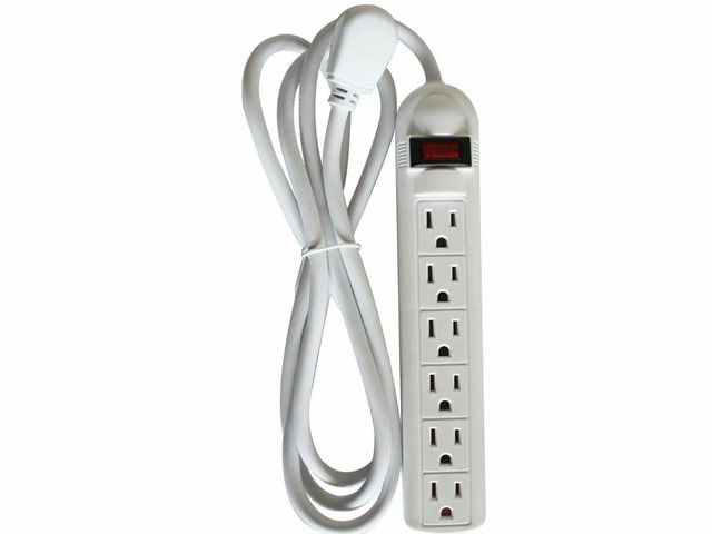 Lot 96-165099 - 6-outlet power strip with a built-in circuit breaker and an on/off switch

New