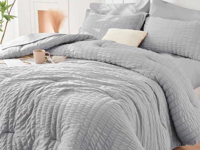 Lot 96-170439 - HYMOKEGE Light Grey California King Seersucker Comforter Set 7 Pieces
Appears unused