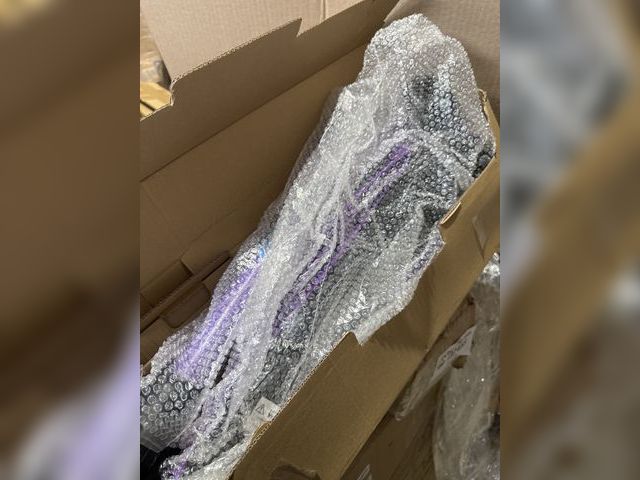 Lot 96-197463 - Allek Kick Scooter B03, Lean 'N Glide 3-Wheeled Push Scooter with Extra Wide PU Light-Up Wheels, Any...