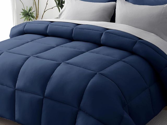 Lot 96-170563 - Queen Comforter Set, Ultra-Soft Bed in a Bag Queen Size 7 Pieces, Bedding Set
open appears unused
