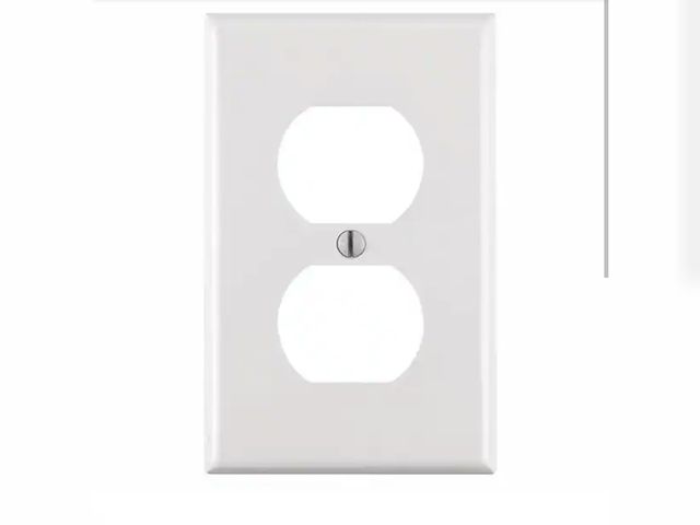 Lot 96-191925 - Leviton 1-Gang White Duplex Outlet/Receptacle Plastic Standard Wall Plate (10-Pack) 88003-WMP New