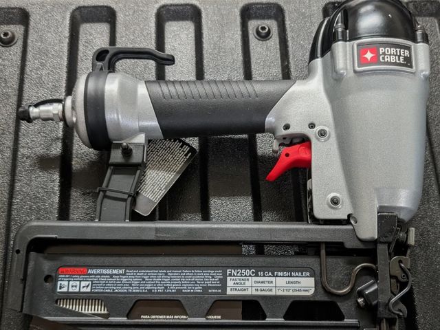 Lot 96-188886 - Porter-Cable 16-gauge 2-1/2-inch straight finish nailer kit (Model: FN250C)
Used Untested