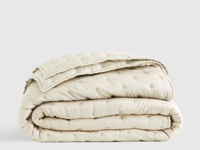 Lot 96-201347 - WDCOZY Ivory Quilt King Size Bedding Sets with 2 Pillow Shams, Lightweight Soft Bedspread Coverlet, ...