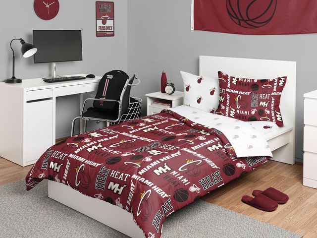 Lot 96-195259 - FOCO Unisex-Adult NBA Team Logo Bed in a Bag Comforter, Sheets, Pillow Cases Bedding 5-Piece Set New