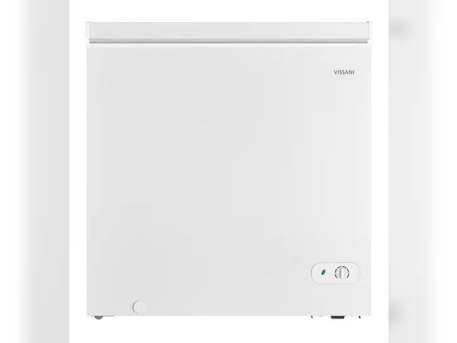Lot 96-171954 - Vissani 7.0 cu. ft. Manual Defrost Chest Freezer with LED Light in White Garage Ready MSRP $279 New